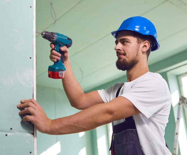 Pose et rénovation de cloison BA13 pour vos aménagements.