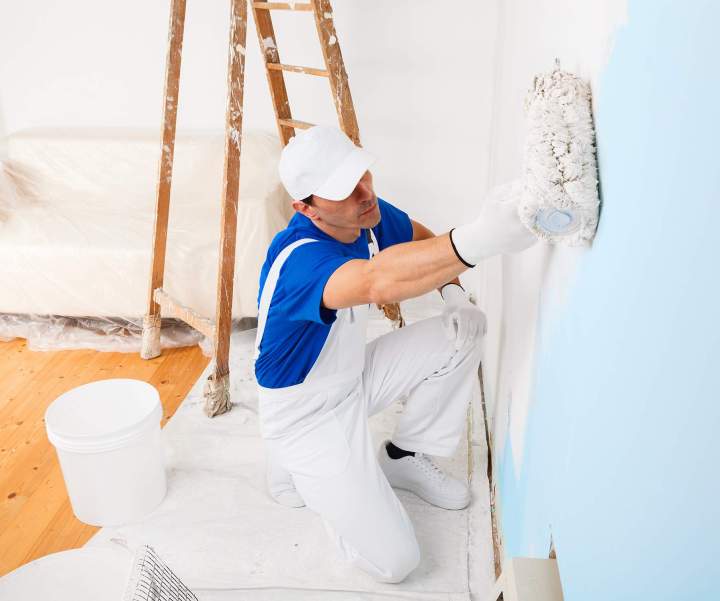 Travaux de rénovation de peinture intérieure pour une finition parfaite.